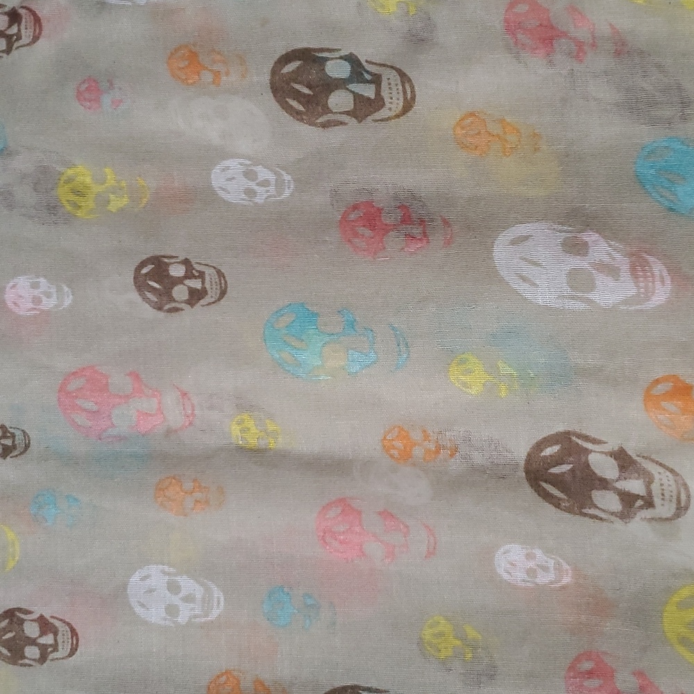 Skull Patterned Infinity Scarf - Picture 4 of 4